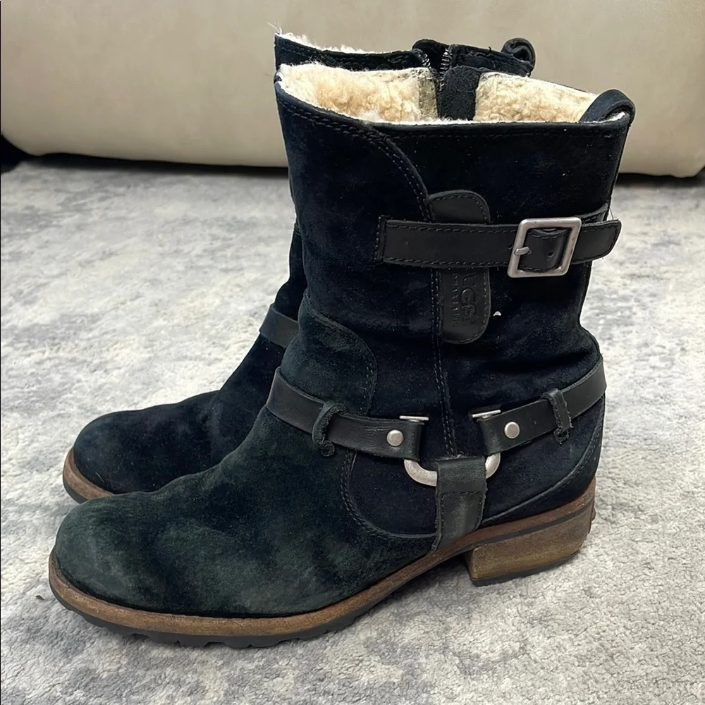 UGG Endell 5604 Black Suede Leather Shearling Ankle Harness Boot Distressed Sz 7
